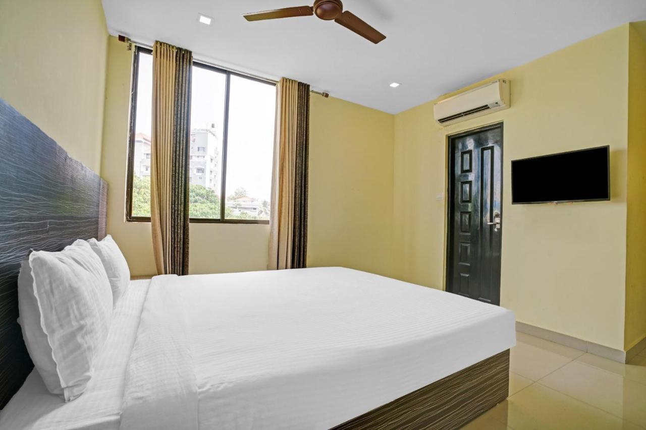 Capital O 87015 Hotel Al Salama Kochi Esterno foto